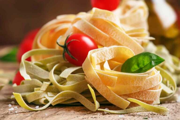 Receita de macarronada sem glúten com temperos frescos